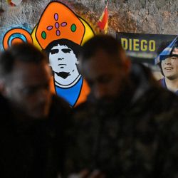 Aficionados del Nápoles en el barrio Quartiere Spagnoli de Nápoles ven en directo en su smartphone un partido de fútbol de la Serie A potencialmente decisivo entre el Lazio y el Sassuolo jugado en el estadio Olímpico de Roma. | Foto:ALBERTO PIZZOLI / AFP