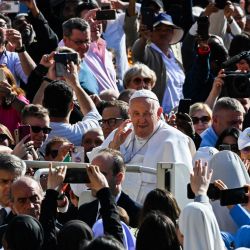 El papa Francisco saluda a los asistentes a su llegada en el papamóvil para la audiencia general en la plaza de San Pedro del Vaticano. | Foto:ANDREAS SOLARO / AFP