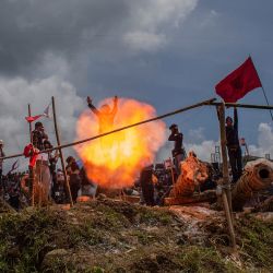 La gente dispara cañones tradicionales durante un evento festivo conocido localmente como "Kuluwung", que se celebra unos días después de Eid al-Fitr, en Bogor, Java Occidental, Indonesia. | Foto:ADITYA AJI / AFP