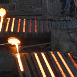 Un obrero trabaja en una fábrica de hierro en Lahore, Pakistán. | Foto:ARIF ALI / AFP