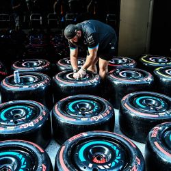 Un técnico trabaja en los neumáticos de un coche de F1 antes del Gran Premio de Miami en el Miami International Autodromo en Miami Gardens, Florida. | Foto:CHANDAN KHANNA / AFP