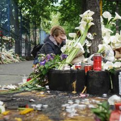 Una mujer reacciona ante las flores que la gente ha traído para las víctimas frente a la escuela primaria Vladislav Ribnikar, en la capital, Belgrado, un día después de que un sospechoso de 13 años matara a tiros a ocho compañeros y a un guardia de seguridad tras elaborar presuntamente una lista de asesinatos. | Foto:OLIVER BUNIC / AFP