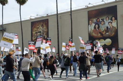 Huelga de guionistas en Hollywood. Marchas en la puertas de los estudios de Warner, en Los Ángeles.