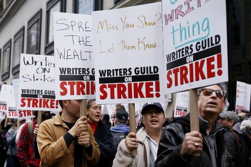 Huelga de guionistas en Estados Unidos. Marchas en la puertas de los estudios de NBC,en Nueva York.