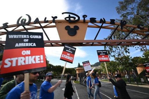 Huelga de guionistas en Hollywood. Marchas en la puertas de los estudios de cine, televisión y streaming.