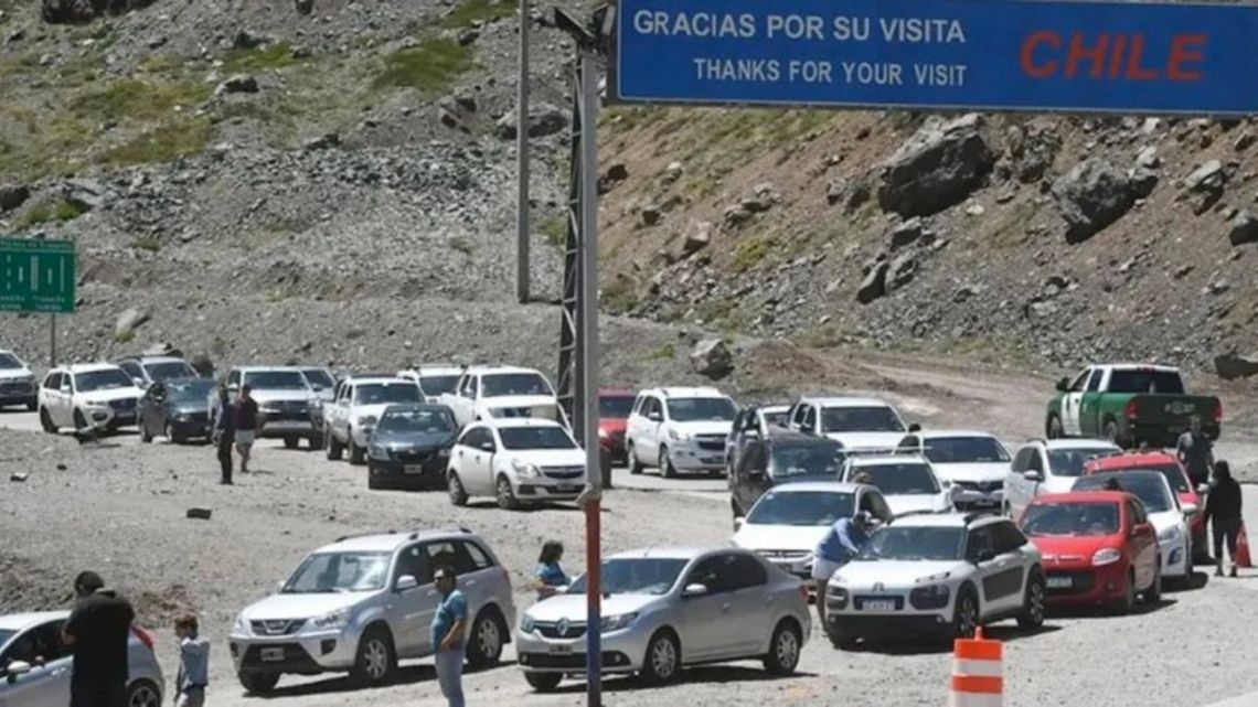 Chileans wait patiently at the Cristo Redentor border crossing as they head to Mendoza to take advantage of Argentina's low prices. 