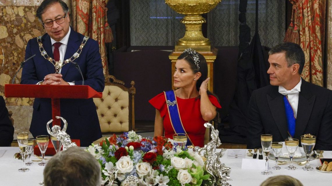 El presidente de Colombia se negó a usar fractura en el Palacio Real de Madrid