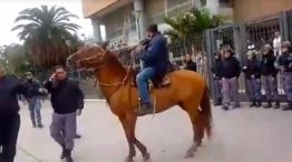 Manifestantes a caballo
