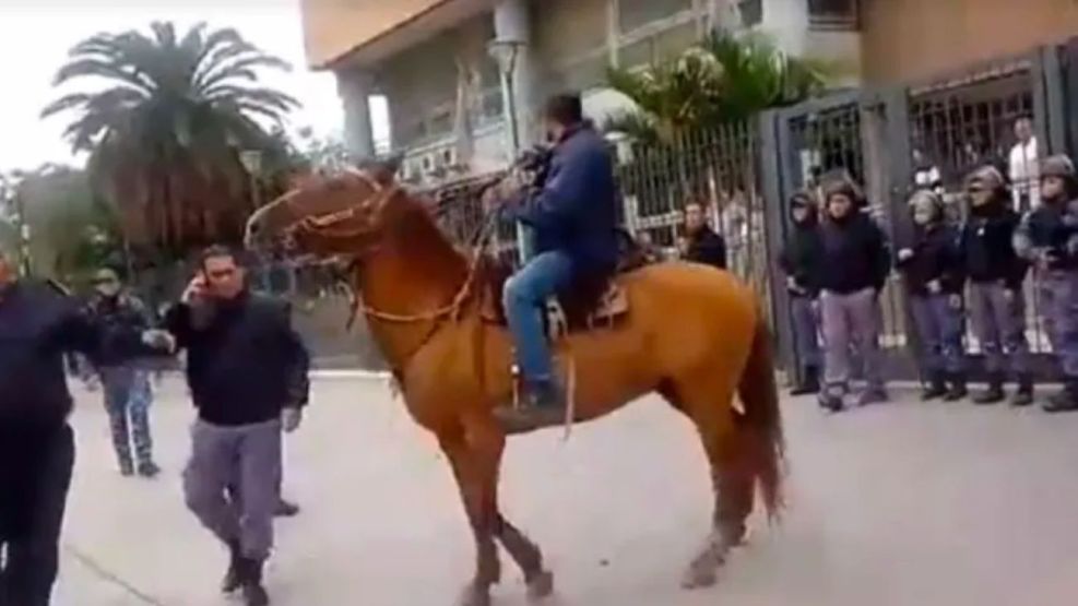 Manifestantes a caballo