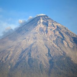 Una columna de ceniza y humo se eleva desde el volcán de Fuego, visto desde Alotenango, Guatemala. - Las autoridades guatemaltecas evacuaron a más de 1.000 personas y cerraron una carretera cuando el volcán más activo de América Central entró en erupción, arrojando espesas nubes de ceniza sobre granjas y pueblos no muy lejos de la capital. | Foto:JOHAN ORDONEZ / AFP