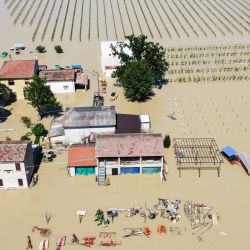 Una vista aérea muestra el pueblo inundado de Borgo di Villanova, cerca de Rávena, norte de Italia. - Dos personas murieron tras 48 horas de lluvias casi continuas que provocaron inundaciones en el norte de Italia, según las autoridades. | Foto:Alessandro Serrano / AFP