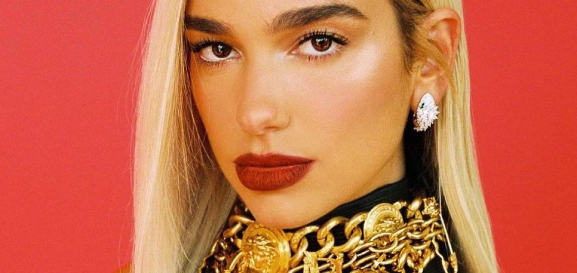 Dua Lipa y Versace: la cantante sorprende como diseñadora 