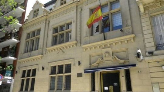 Largas filas en el Consulado de España para tramitar ciudadanías y pasaportes