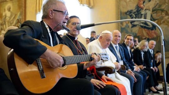 León Gieco cantó “Solo le pido a Dios” en el Vaticano y emocionó al Papa Francisco