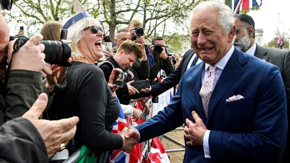 Carlos III y el príncipe Guillermo saludan por sorpresa a los ciudadanos apostados cerca de Buckingham