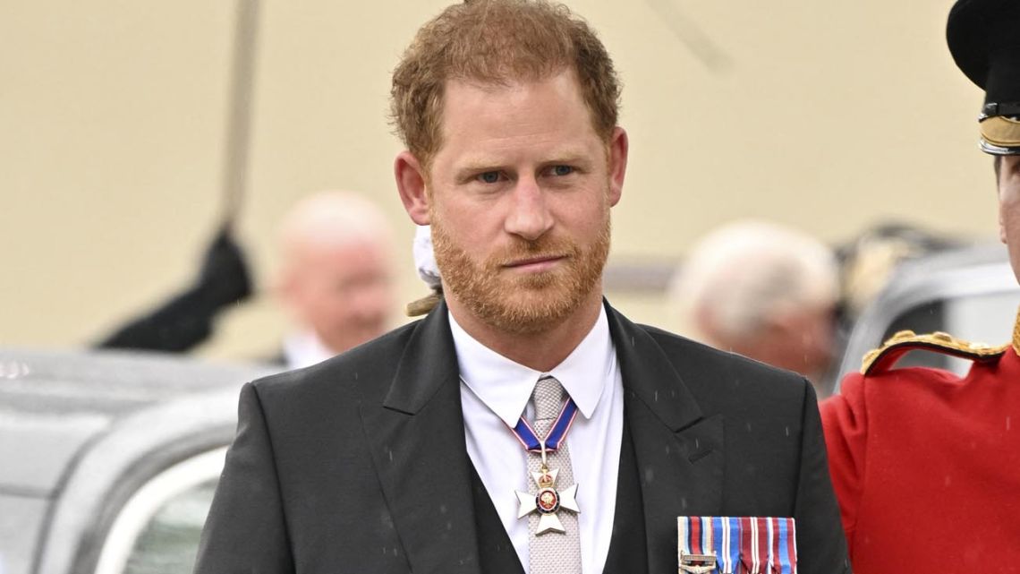 El príncipe Harry asistió a la coronación de Carlos III sin Meghan y sin papel asignado