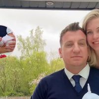 Maxi López y Daniela Christiansson celebran el primer mes de vida de Elle