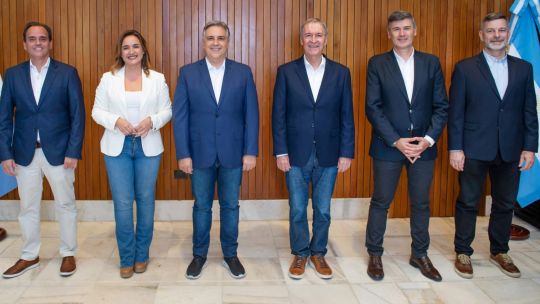 Pretto, el primero a la derecha, en la foto de presentación de candidatos del peronismo en Córdoba