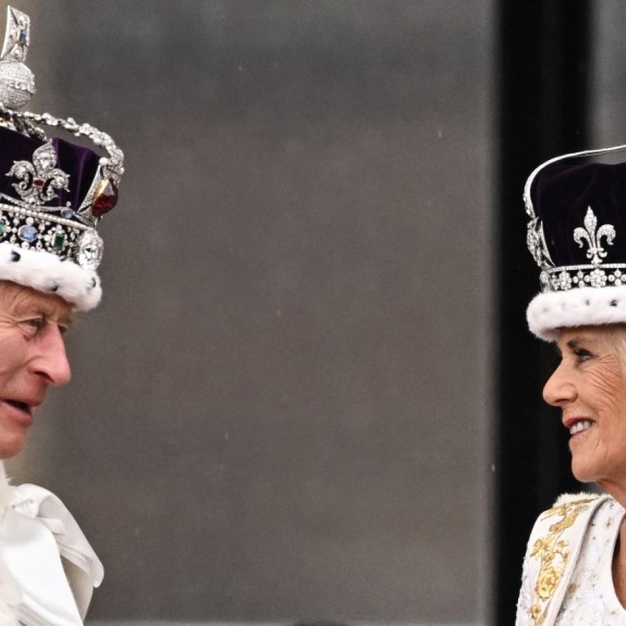 El saludo de Carlos III y Camilla a la multitud, desde el balcón del palacio Perfil imagen imagen