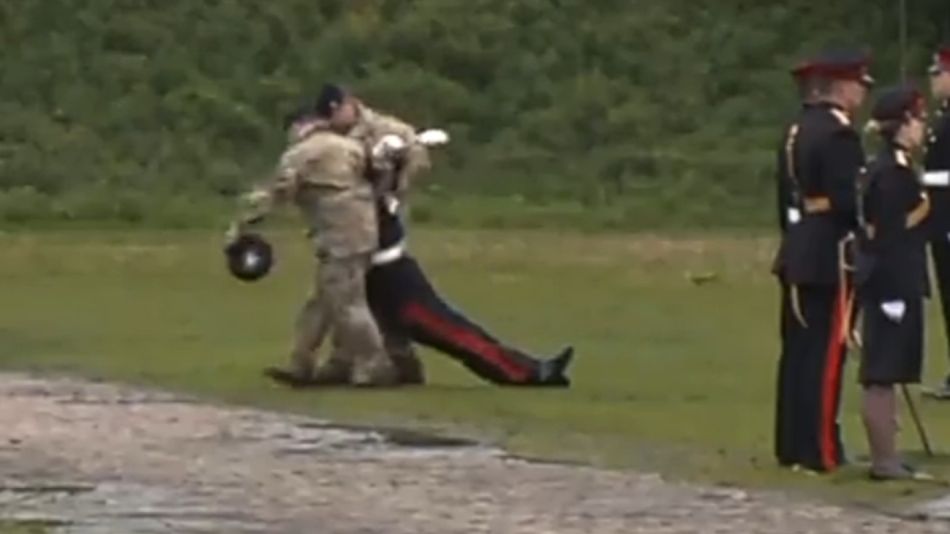 Un soldado se desvaneció durante la coronación de Carlos III