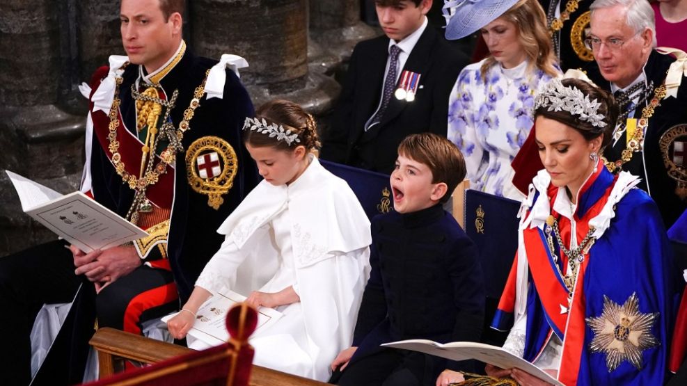 Gestos, charlas y bostezos de la princesa Carlota junto al príncipe Luis en la coronación de su abuelo