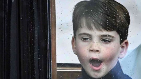 Parece que el pequeño Louis, de 4 años, se tuvo que despertar muy temprano.