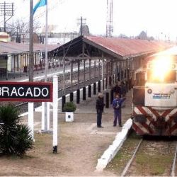 Los pasajes entre Plaza Once y Bragado cuestan $1.060 pesos en primera y $1.26 en pullman.