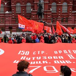 Los partidarios del Partido Comunista Ruso ondean banderas rojas y sostienen una gran copia de la Bandera de la Victoria soviética frente al monumento del Mariscal de la Unión Soviética Georgy Zhukov en Moscú. Foto de Kirill KUDRYAVTSEV / AFP | Foto:AFP