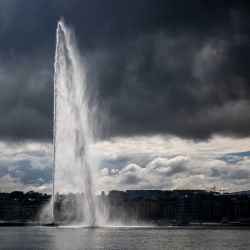 La emblemática fuente de Ginebra, conocida como "Jet d'Eau", se ve bajo fuertes nubes en Ginebra. Foto de Fabrice COFFRINI / AFP | Foto:AFP
