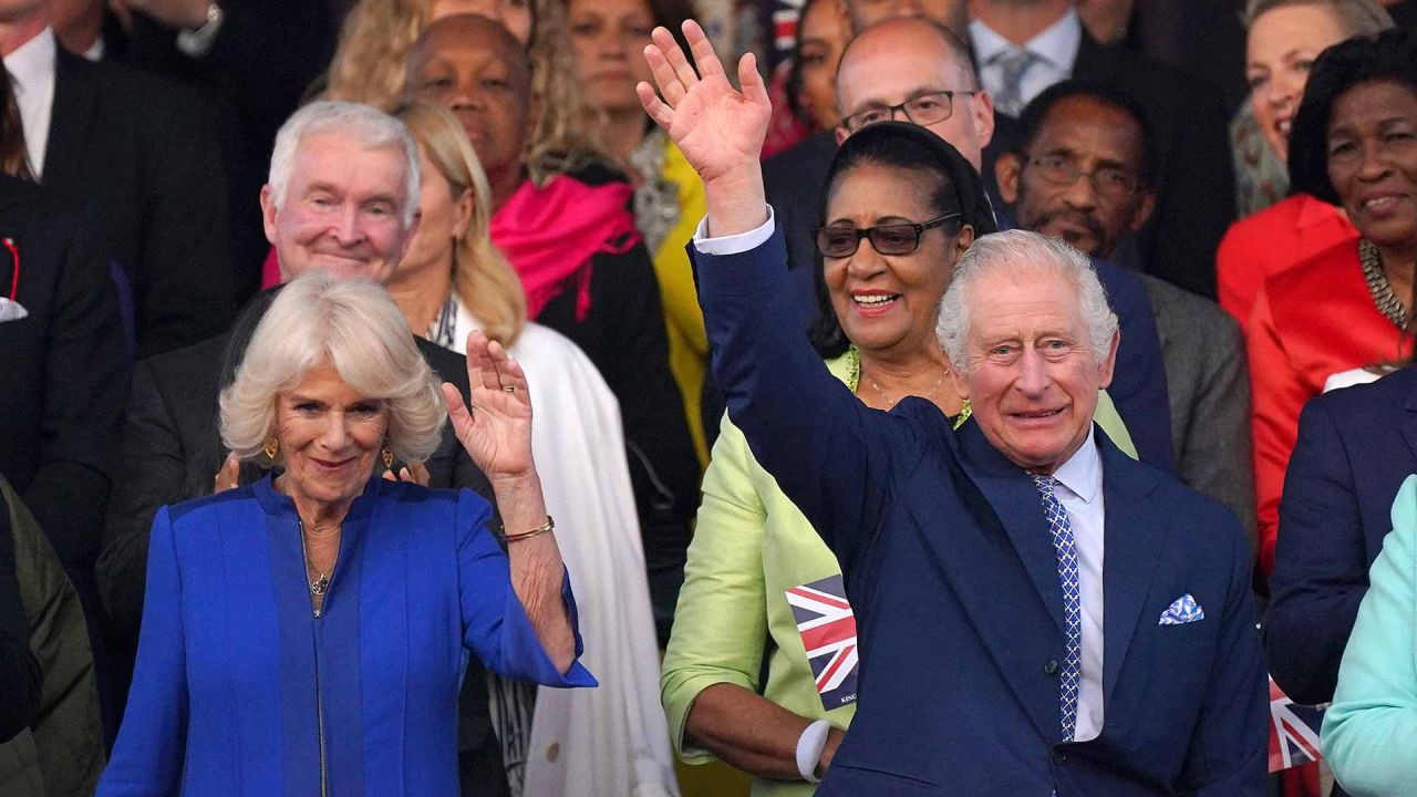 El rey Carlos III de Gran Bretaña y la reina Camila de Gran Bretaña saludan cuando llegan para asistir al Concierto de Coronación en el Castillo de Windsor en Windsor, al oeste de Londres. Foto de Yui Mok /AFP | Foto:AFP