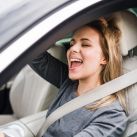 El 74 % canta mientras maneja su auto