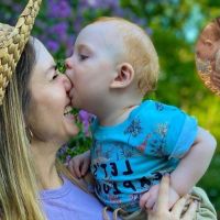 Julieta Nair Calvo y su hijo Valentino llevan un look twin trendy artesanal de otoño