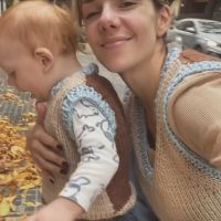 Julieta Nair Calvo y su hijo Valentino llevan un look twin trendy artesanal de otoño