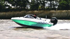 En navegación, el fondo es uno de los mejores en su segmento, porque se desliza muy suave, no salpica y copia muy bien el oleaje. Sin duda, una lancha innovadora para disfrutar en familia.