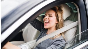 El 74 % canta mientras maneja su auto