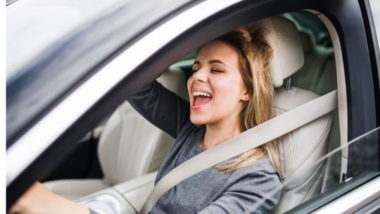 El 74 % canta mientras maneja su auto