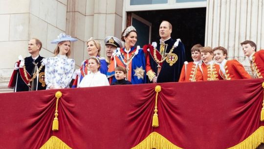 Kate Middleton y Charlene de Mónaco: su reacción ante la prohibición de tiaras y coronas
