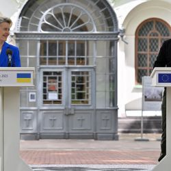 La presidenta de la Comisión Europea, Ursula von der Leyen y el presidente ucraniano, Volodymyr Zelensky, participan en una rueda de prensa en Kiev. | Foto:SERGEI SUPINSKY / AFP