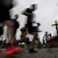 Los participantes corren por el Puente de Carlos durante el maratón internacional de Praga en Praga, República Checa. | Foto:Michal Cizek / AFP