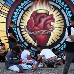 Migrantes se reúnen cerca de la Iglesia del Sagrado Corazón en el centro de El Paso, Texas. Estados Unidos pondrá fin oficialmente a su emergencia Covid-19 de 40 meses, descartando también la ley del Título 42, una herramienta que se ha utilizado para impedir que millones de migrantes entren en el país. | Foto:Patrick T. Fallon / AFP
