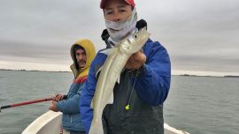 La pesca más rendidora es embarcados, pero, al menos hasta que se afirme el frío, la opción costera tiene muchos adeptos.