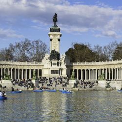 Madrid se convirtió en una ciudad verde y ecológica, llena de paseos para caminar o recorrer en bicis elécricas.