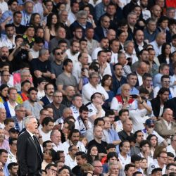 Carlo Ancelotti observa a sus jugadores desde la línea de banda durante el partido de ida de la semifinal de la UEFA Champions League entre el Real Madrid CF y el Manchester City en el estadio Santiago Bernabeu de Madrid. | Foto:OSCAR DEL POZO / AFP
