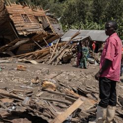 Familiares y residentes de las dos aldeas afectadas por las inundaciones observan los daños causados por el desastre en Nyamukubi, este de la República Democrática del Congo. | Foto:Guerchom Ndebo / AFP