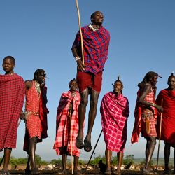 Miembros de una tribu masái saltan durante una ceremonia en su aldea a las afueras de la Reserva Nacional Masái Mara, Kenia. | Foto:ANDREW CABALLERO-REYNOLDS / AFP