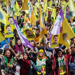 Miles de kurdos sirios protestan en Qamishli, en el noreste de Siria, contra el presidente turco Recep Tayyip Erdogan, en una muestra de apoyo a la oposición en las próximas elecciones turcas de esta semana. La reñida carrera electoral turca enfrenta a Erdogan y a su contrincante Kemal Kilicdaroglu, de la oposición. | Foto:DELIL SOULEIMAN / AFP
