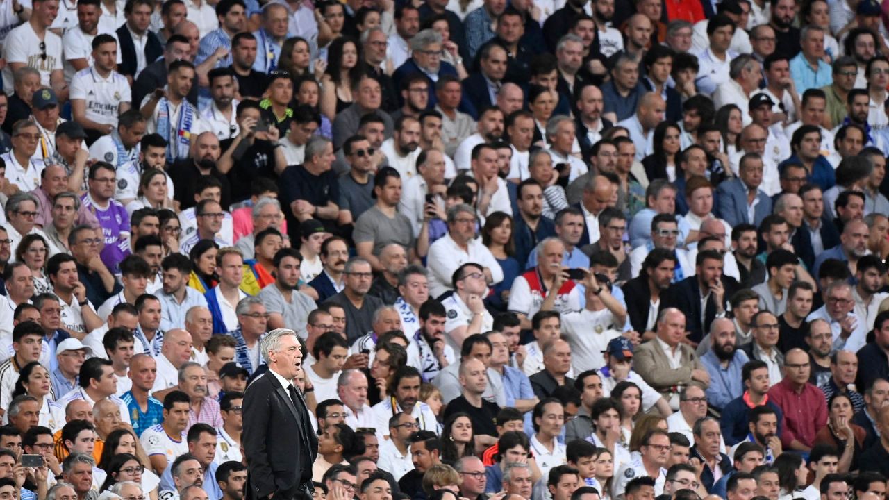 Carlo Ancelotti observa a sus jugadores desde la línea de banda durante el partido de ida de la semifinal de la UEFA Champions League entre el Real Madrid CF y el Manchester City en el estadio Santiago Bernabeu de Madrid. | Foto:OSCAR DEL POZO / AFP