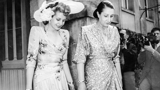 Evita frente al espejo: un libro de moda único que se presenta con un desfile de Pablo Ramírez