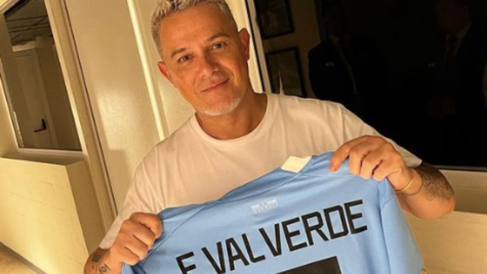 Alejandro Sanz en Uruguay, eligió la camiseta de Valverde