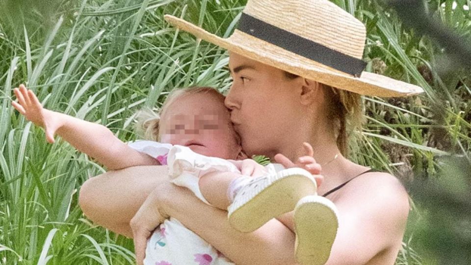 Amber Heard junto a su hija en su nueva vida en España.
